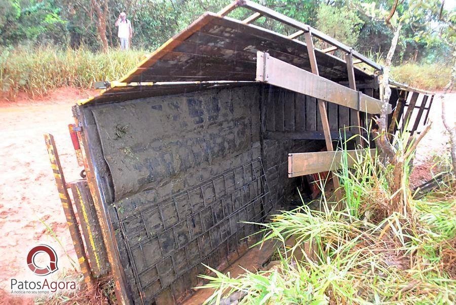 Chuva que caiu deixou estrada ruim e caminhão com gado tomba  | Patos Agora - A notícia no seu tempo - https://patosagora.net