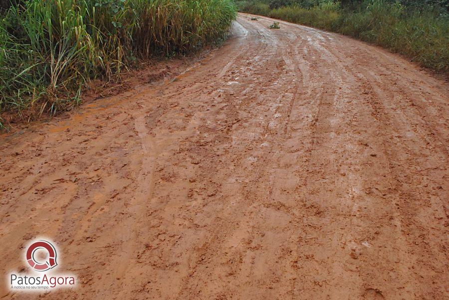 Chuva que caiu deixou estrada ruim e caminhão com gado tomba  | Patos Agora - A notícia no seu tempo - https://patosagora.net