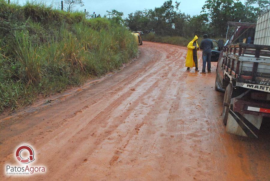 Chuva que caiu deixou estrada ruim e caminhão com gado tomba  | Patos Agora - A notícia no seu tempo - https://patosagora.net