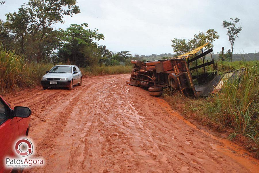 Chuva que caiu deixou estrada ruim e caminhão com gado tomba  | Patos Agora - A notícia no seu tempo - https://patosagora.net