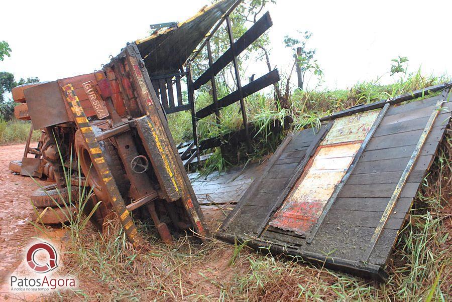 Chuva que caiu deixou estrada ruim e caminhão com gado tomba  | Patos Agora - A notícia no seu tempo - https://patosagora.net