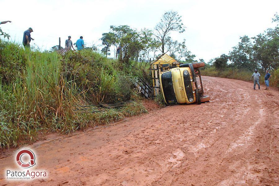 Chuva que caiu deixou estrada ruim e caminhão com gado tomba  | Patos Agora - A notícia no seu tempo - https://patosagora.net