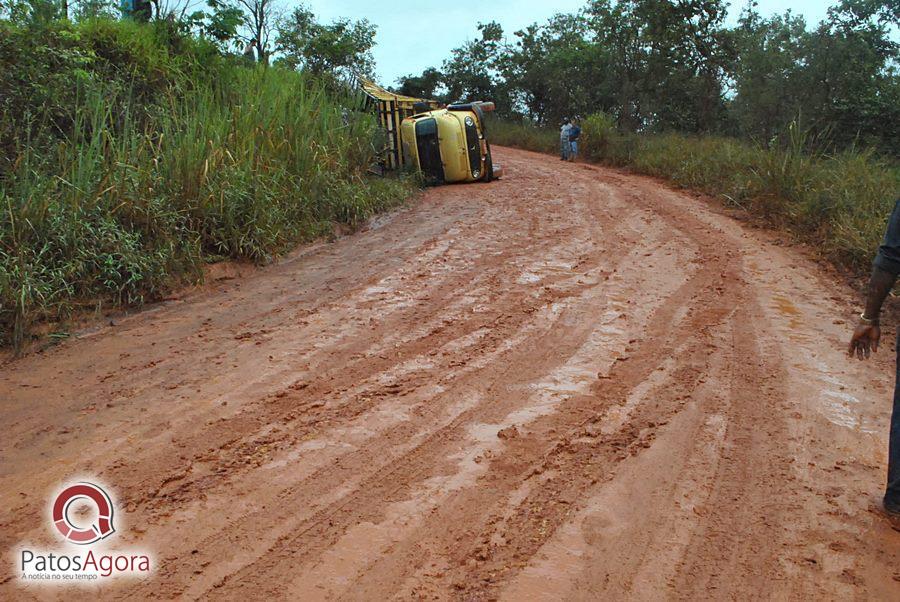 Chuva que caiu deixou estrada ruim e caminhão com gado tomba  | Patos Agora - A notícia no seu tempo - https://patosagora.net