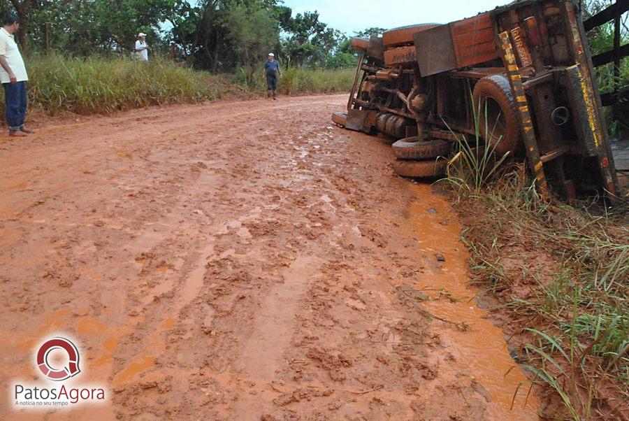 Chuva que caiu deixou estrada ruim e caminhão com gado tomba  | Patos Agora - A notícia no seu tempo - https://patosagora.net