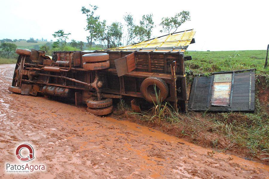 Chuva que caiu deixou estrada ruim e caminhão com gado tomba  | Patos Agora - A notícia no seu tempo - https://patosagora.net