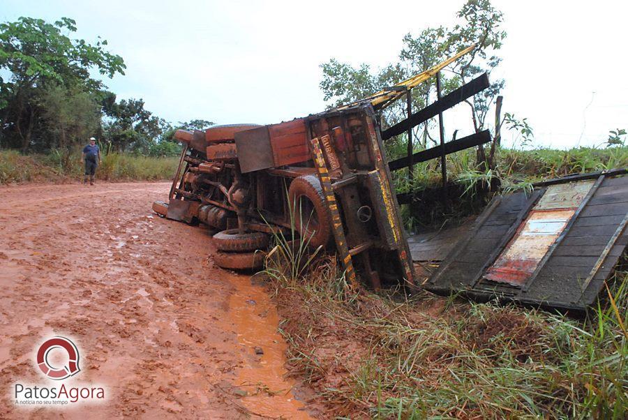 Chuva que caiu deixou estrada ruim e caminhão com gado tomba  | Patos Agora - A notícia no seu tempo - https://patosagora.net