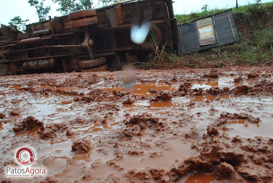 Chuva que caiu deixou estrada ruim e caminhão com gado tomba  | Patos Agora - A notícia no seu tempo - https://patosagora.net