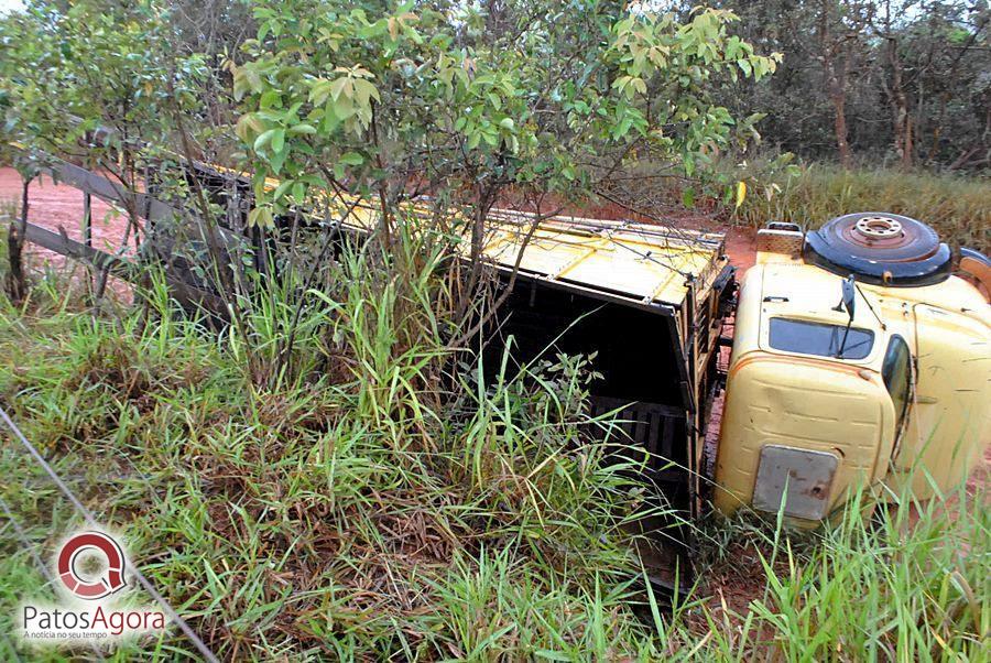 Chuva que caiu deixou estrada ruim e caminhão com gado tomba  | Patos Agora - A notícia no seu tempo - https://patosagora.net