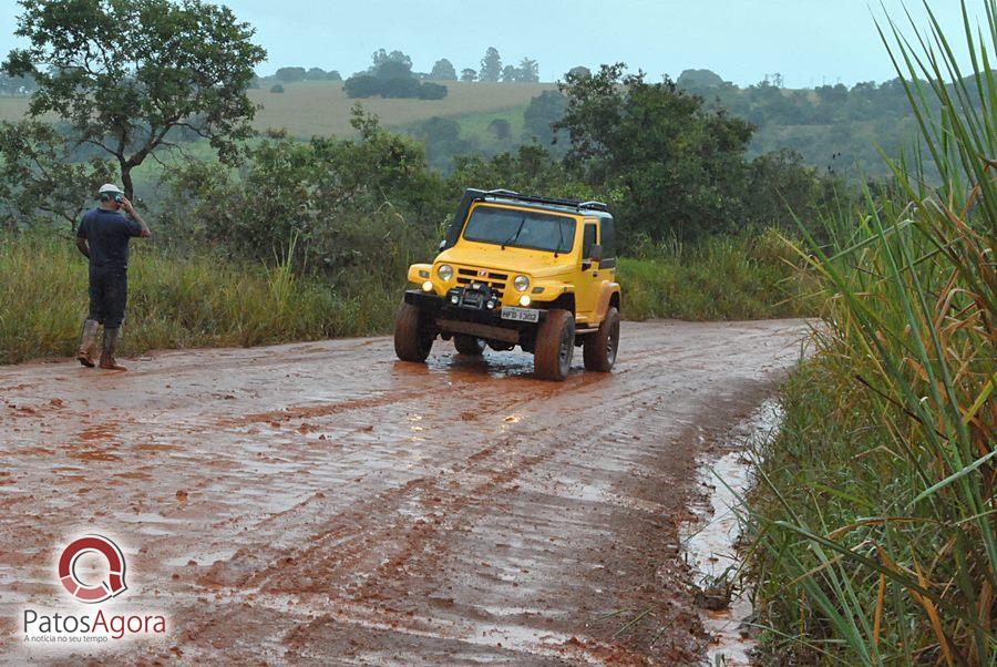 Chuva que caiu deixou estrada ruim e caminhão com gado tomba  | Patos Agora - A notícia no seu tempo - https://patosagora.net