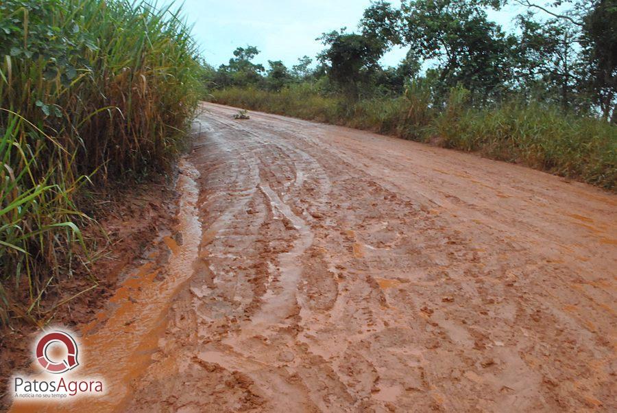 Chuva que caiu deixou estrada ruim e caminhão com gado tomba  | Patos Agora - A notícia no seu tempo - https://patosagora.net