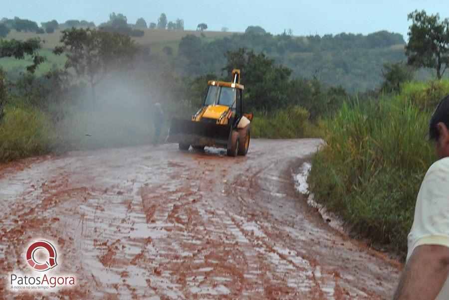 Chuva que caiu deixou estrada ruim e caminhão com gado tomba  | Patos Agora - A notícia no seu tempo - https://patosagora.net