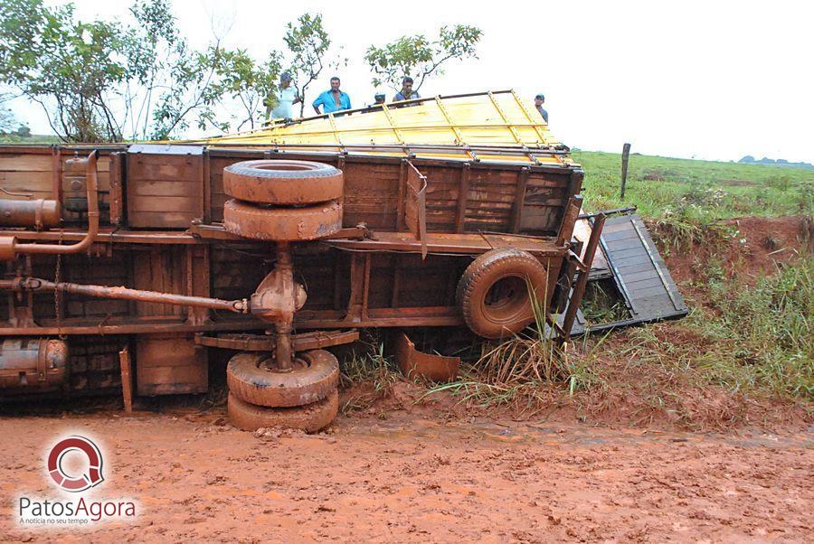 Chuva que caiu deixou estrada ruim e caminhão com gado tomba  | Patos Agora - A notícia no seu tempo - https://patosagora.net