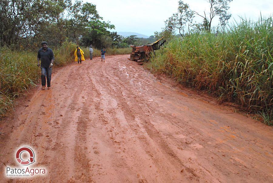 Chuva que caiu deixou estrada ruim e caminhão com gado tomba  | Patos Agora - A notícia no seu tempo - https://patosagora.net