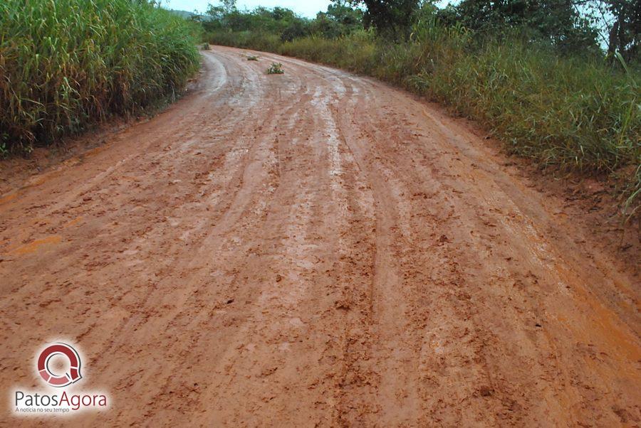 Chuva que caiu deixou estrada ruim e caminhão com gado tomba  | Patos Agora - A notícia no seu tempo - https://patosagora.net