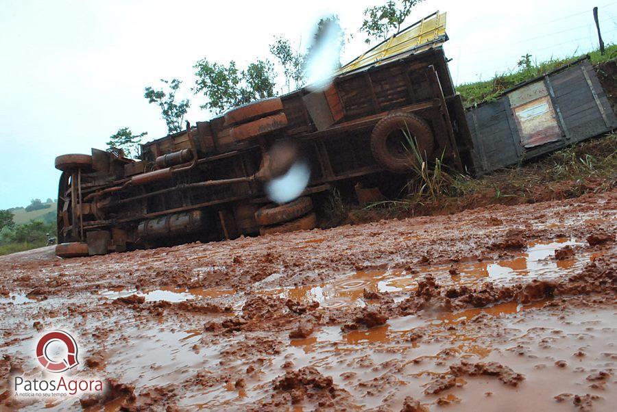 Chuva que caiu deixou estrada ruim e caminhão com gado tomba  | Patos Agora - A notícia no seu tempo - https://patosagora.net