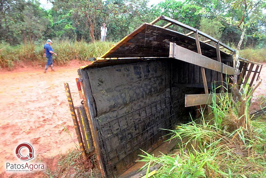 Chuva que caiu deixou estrada ruim e caminhão com gado tomba  | Patos Agora - A notícia no seu tempo - https://patosagora.net