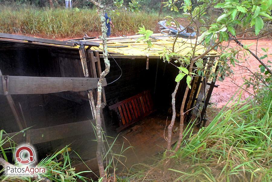 Chuva que caiu deixou estrada ruim e caminhão com gado tomba  | Patos Agora - A notícia no seu tempo - https://patosagora.net