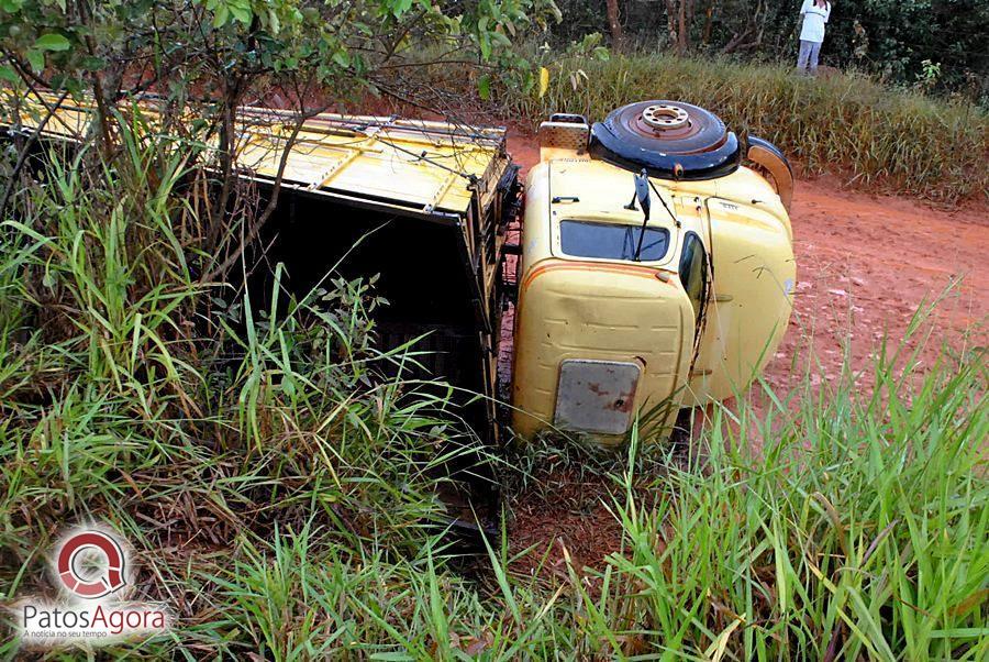 Chuva que caiu deixou estrada ruim e caminhão com gado tomba  | Patos Agora - A notícia no seu tempo - https://patosagora.net