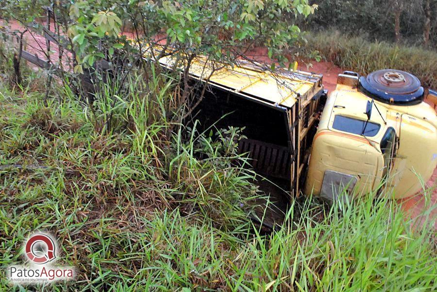 Chuva que caiu deixou estrada ruim e caminhão com gado tomba  | Patos Agora - A notícia no seu tempo - https://patosagora.net