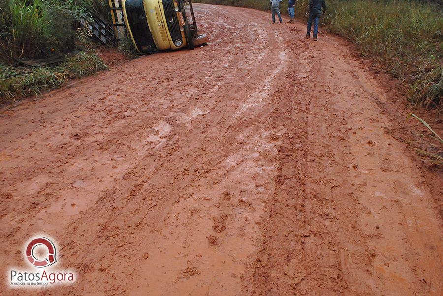 Chuva que caiu deixou estrada ruim e caminhão com gado tomba  | Patos Agora - A notícia no seu tempo - https://patosagora.net