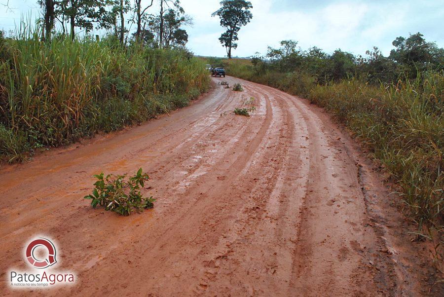 Chuva que caiu deixou estrada ruim e caminhão com gado tomba  | Patos Agora - A notícia no seu tempo - https://patosagora.net