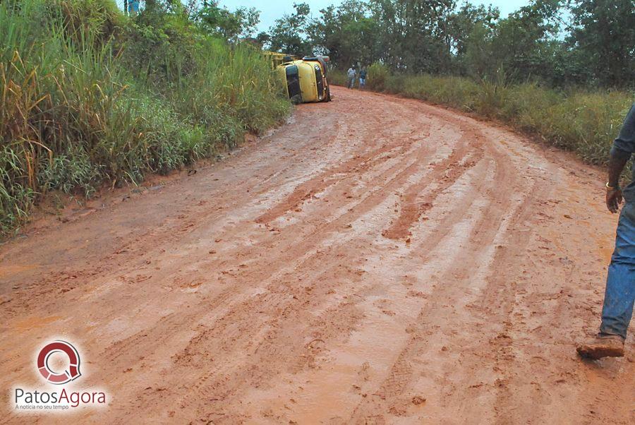 Chuva que caiu deixou estrada ruim e caminhão com gado tomba  | Patos Agora - A notícia no seu tempo - https://patosagora.net