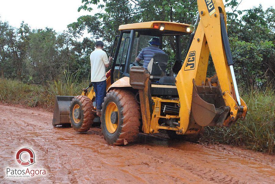 Chuva que caiu deixou estrada ruim e caminhão com gado tomba  | Patos Agora - A notícia no seu tempo - https://patosagora.net