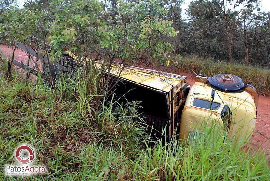 Chuva que caiu deixou estrada ruim e caminhão com gado tomba  | Patos Agora - A notícia no seu tempo - https://patosagora.net