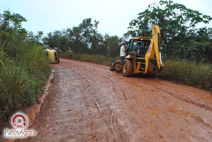 Chuva que caiu deixou estrada ruim e caminhão com gado tomba  | Patos Agora - A notícia no seu tempo - https://patosagora.net