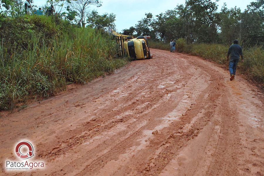 Chuva que caiu deixou estrada ruim e caminhão com gado tomba  | Patos Agora - A notícia no seu tempo - https://patosagora.net