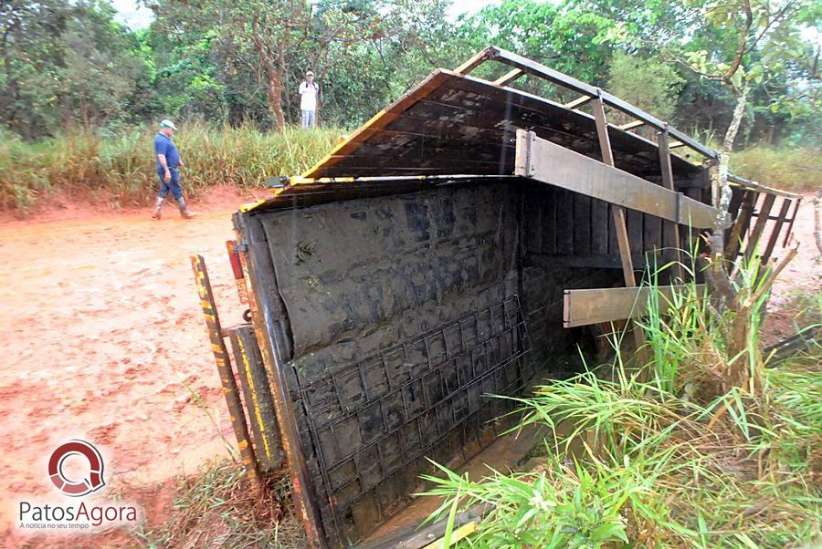 Chuva que caiu deixou estrada ruim e caminhão com gado tomba  | Patos Agora - A notícia no seu tempo - https://patosagora.net