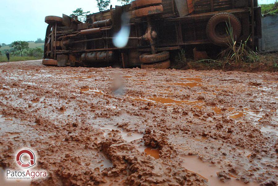 Chuva que caiu deixou estrada ruim e caminhão com gado tomba  | Patos Agora - A notícia no seu tempo - https://patosagora.net