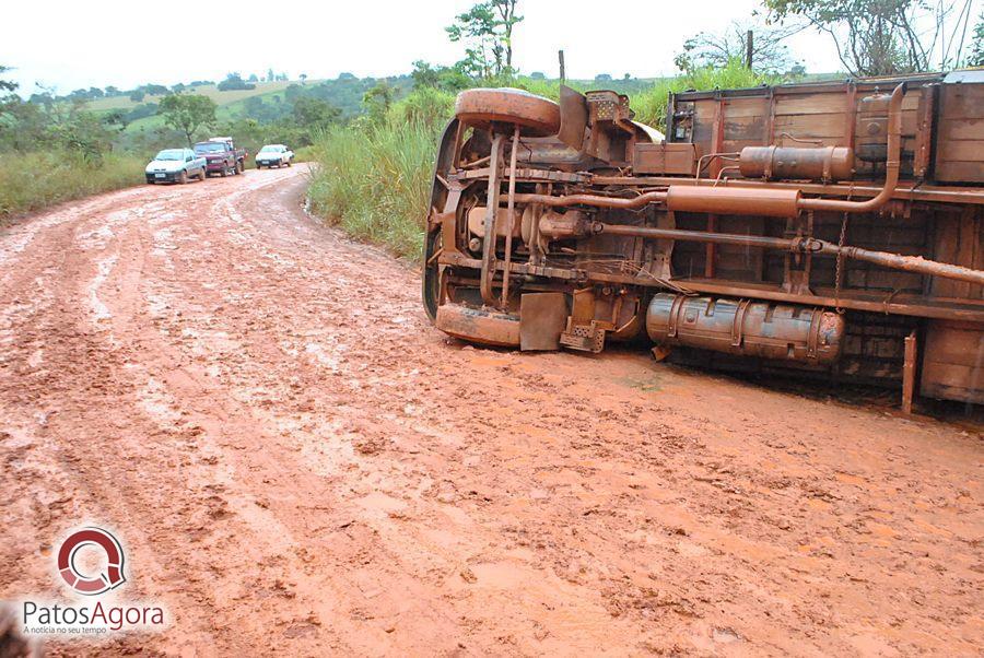 Chuva que caiu deixou estrada ruim e caminhão com gado tomba  | Patos Agora - A notícia no seu tempo - https://patosagora.net