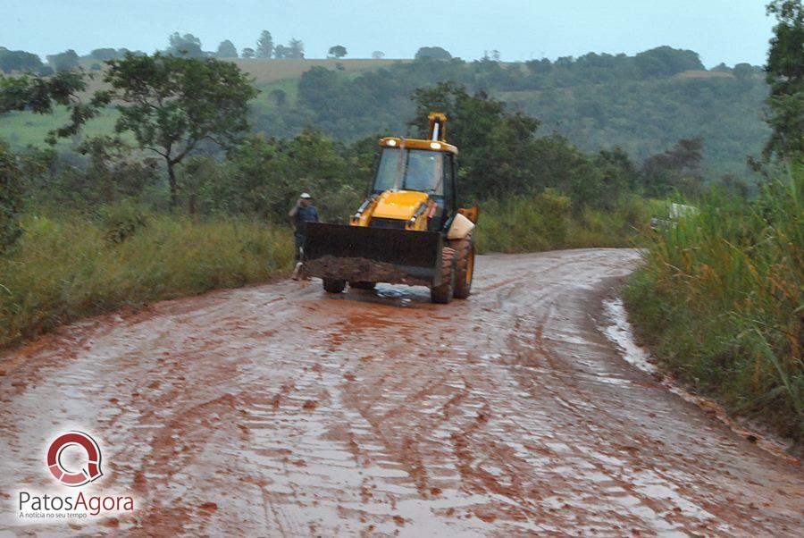 Chuva que caiu deixou estrada ruim e caminhão com gado tomba  | Patos Agora - A notícia no seu tempo - https://patosagora.net