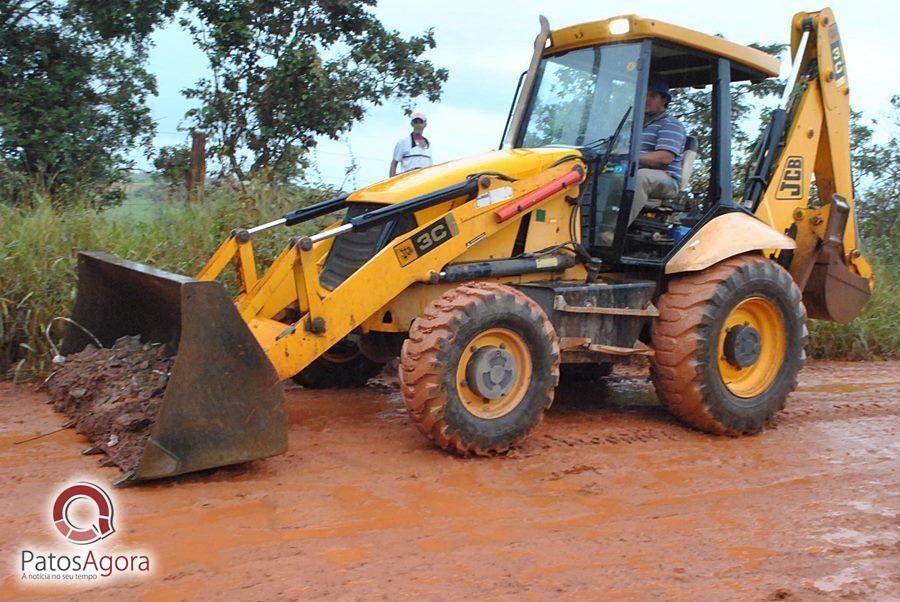 Chuva que caiu deixou estrada ruim e caminhão com gado tomba  | Patos Agora - A notícia no seu tempo - https://patosagora.net