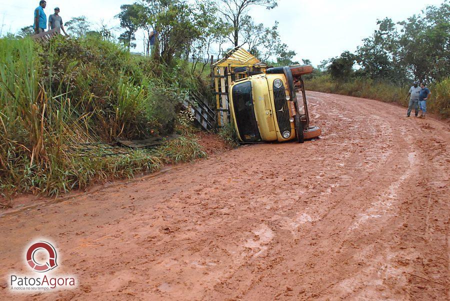 Chuva que caiu deixou estrada ruim e caminhão com gado tomba  | Patos Agora - A notícia no seu tempo - https://patosagora.net