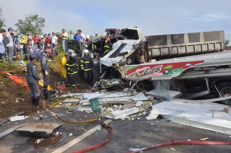 Grave acidente deixa mortos e feridos na BR-354 próximo do Aguinaldo das Pamonhas | Patos Agora - A notícia no seu tempo - https://patosagora.net