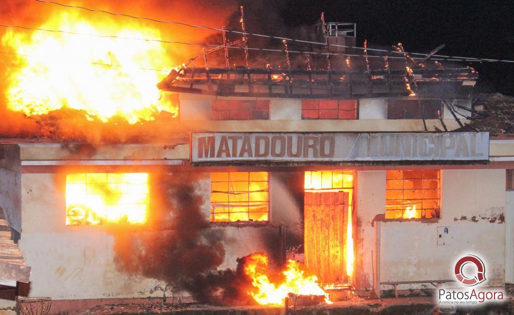 Incêndio destrói antigo matadouro municipal de Carmo do Paranaíba | Patos Agora - A notícia no seu tempo - https://patosagora.net