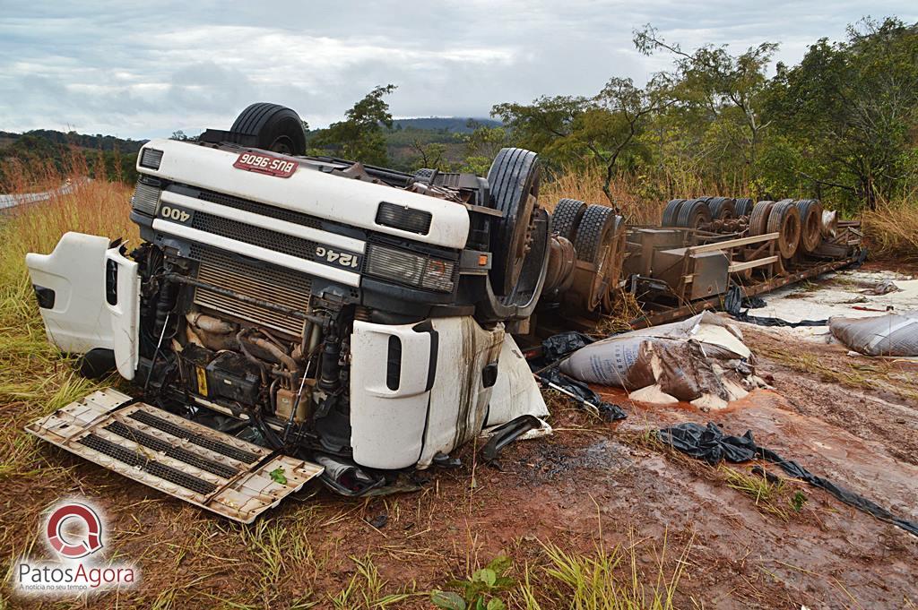 Duas pessoas ficam feridas em acidente com duas carretas e um caminhão na BR-365 | Patos Agora - A notícia no seu tempo - https://patosagora.net
