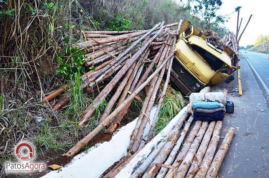 Carga de madeira se desprende de caminhão e fica espalhada em acidente na MGC-354 | Patos Agora - A notícia no seu tempo - https://patosagora.net