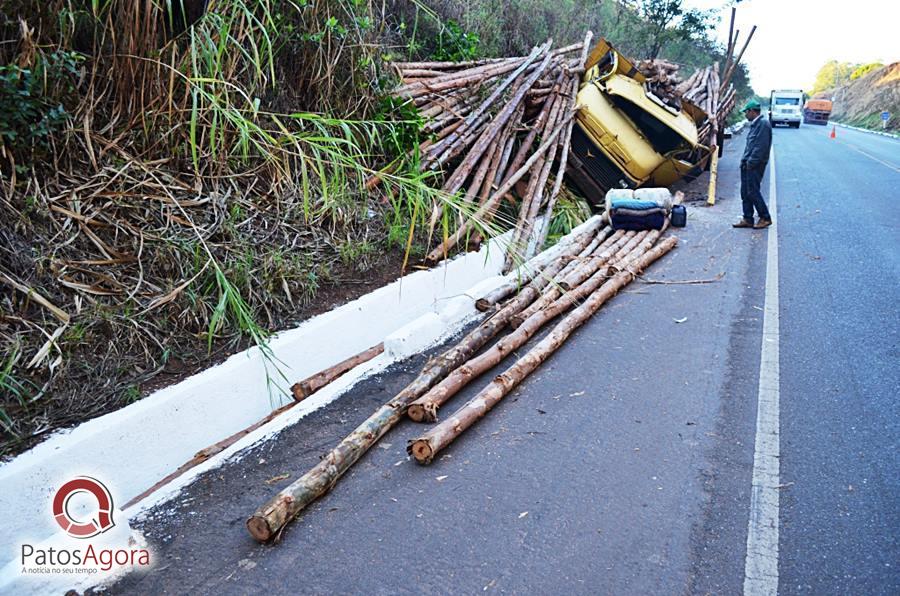 Carga de madeira se desprende de caminhão e fica espalhada em acidente na MGC-354 | Patos Agora - A notícia no seu tempo - https://patosagora.net