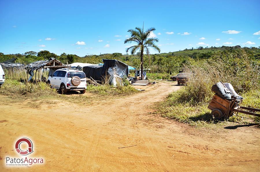 PM e oficiais de justiça cumprem reintegração de posse na fazenda 3 Barras | Patos Agora - A notícia no seu tempo - https://patosagora.net