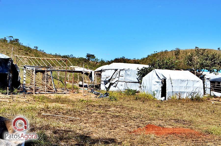 PM e oficiais de justiça cumprem reintegração de posse na fazenda 3 Barras | Patos Agora - A notícia no seu tempo - https://patosagora.net