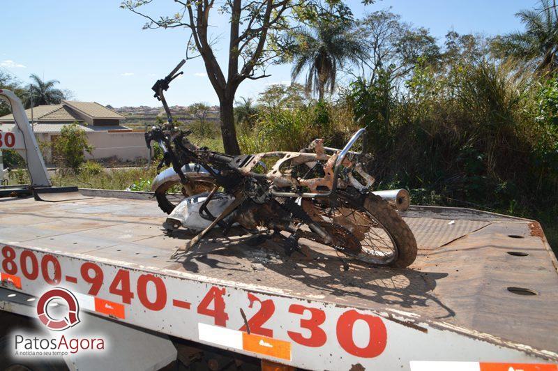 Motocicleta é encontrada queimada em entulhos no bairro Jardim Panorâmico IV | Patos Agora - A notícia no seu tempo - https://patosagora.net
