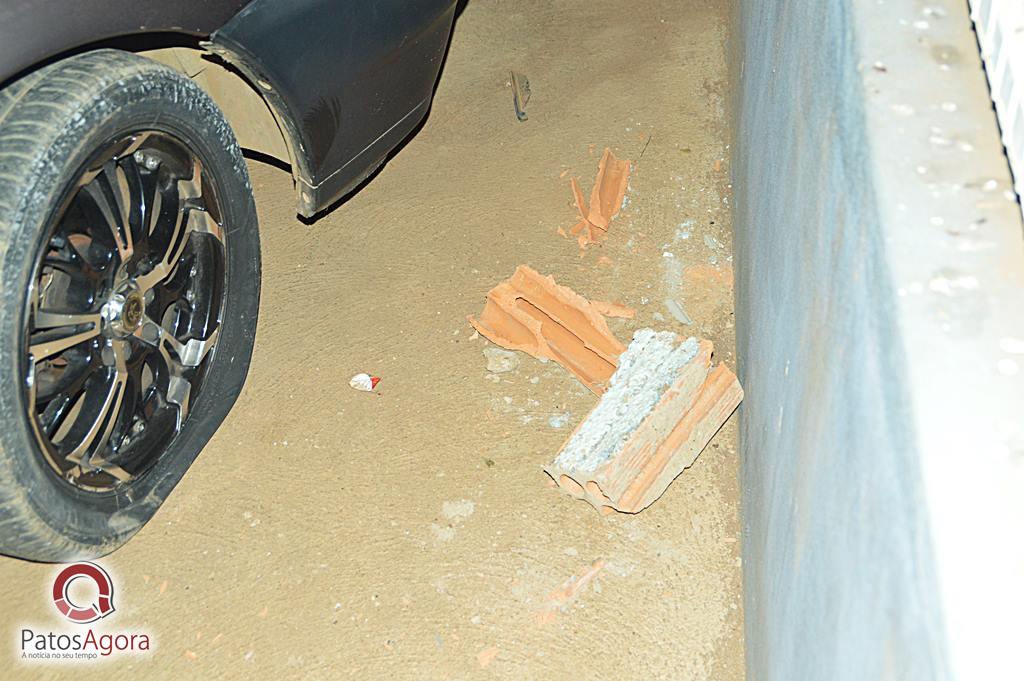 Rapaz bate carro em poste deixa munições e drogas e veículo é apedrejado | Patos Agora - A notícia no seu tempo - https://patosagora.net
