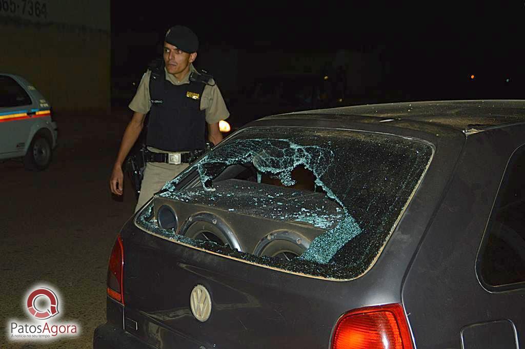 Rapaz bate carro em poste deixa munições e drogas e veículo é apedrejado | Patos Agora - A notícia no seu tempo - https://patosagora.net
