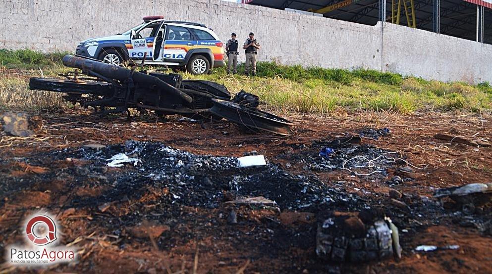 Motocicleta é encontrada completamente queimada entre os bairros Alto Colina e Jardim Esperança | Patos Agora - A notícia no seu tempo - https://patosagora.net