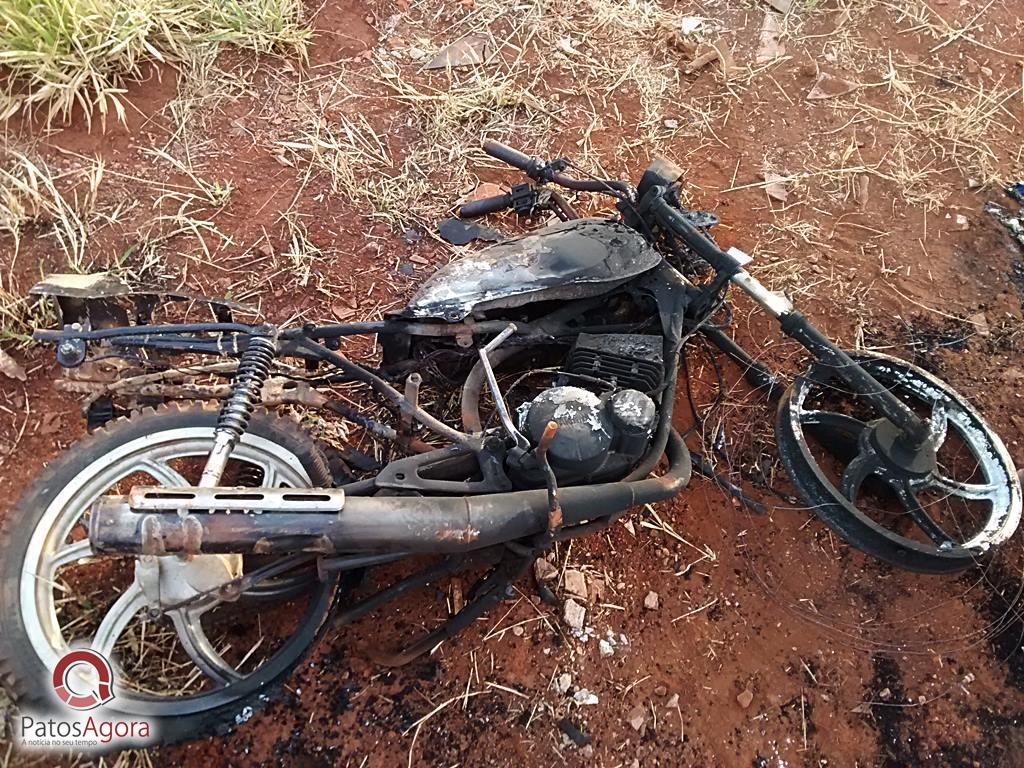 Motocicleta é encontrada completamente queimada entre os bairros Alto Colina e Jardim Esperança | Patos Agora - A notícia no seu tempo - https://patosagora.net