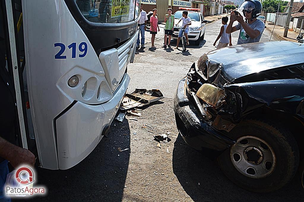 Motorista de ônibus evita que passageiros se machuquem em acidente no bairro Nova Floresta | Patos Agora - A notícia no seu tempo - https://patosagora.net