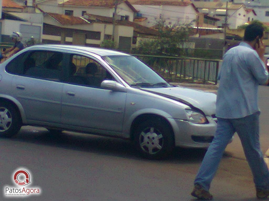 Carro é atingido por outro quando aguardava a vez na Avenida Fátima Porto | Patos Agora - A notícia no seu tempo - https://patosagora.net
